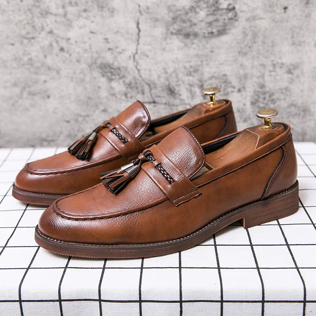 Elegant brun loafer med tofsar i läder för herr