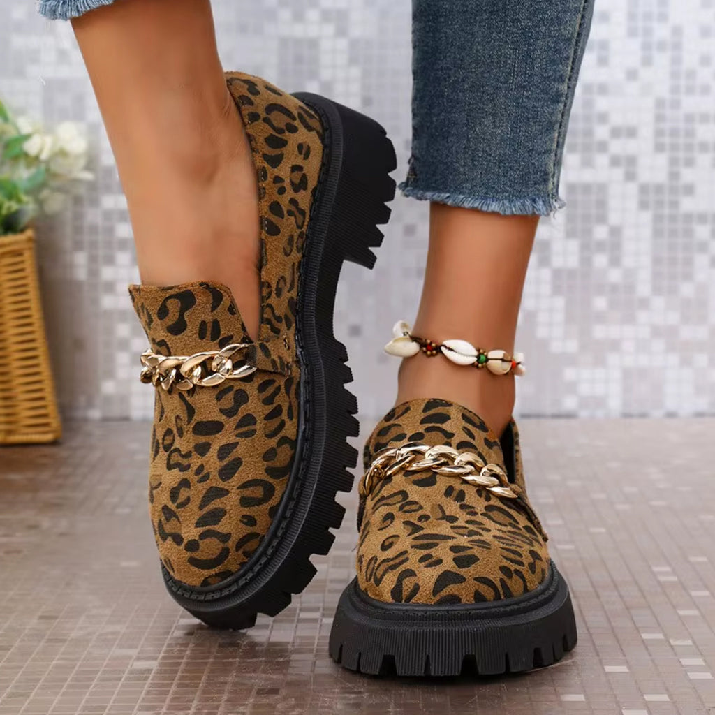 Loafers i mocka och kedja med leopardmönster, bild 3 av 4