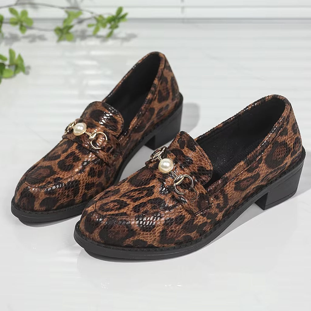 Brun loafer leopard med ormeffekt och pärldetalj