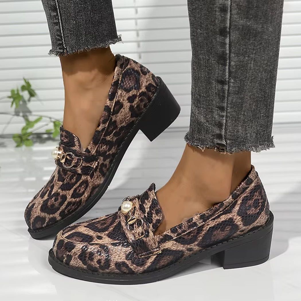 Loafer leopard med ormeffekt och pärldetalj, bild 2 av 12