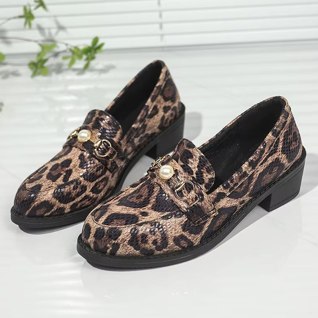 Beige loafer leopard med ormeffekt och pärldetalj