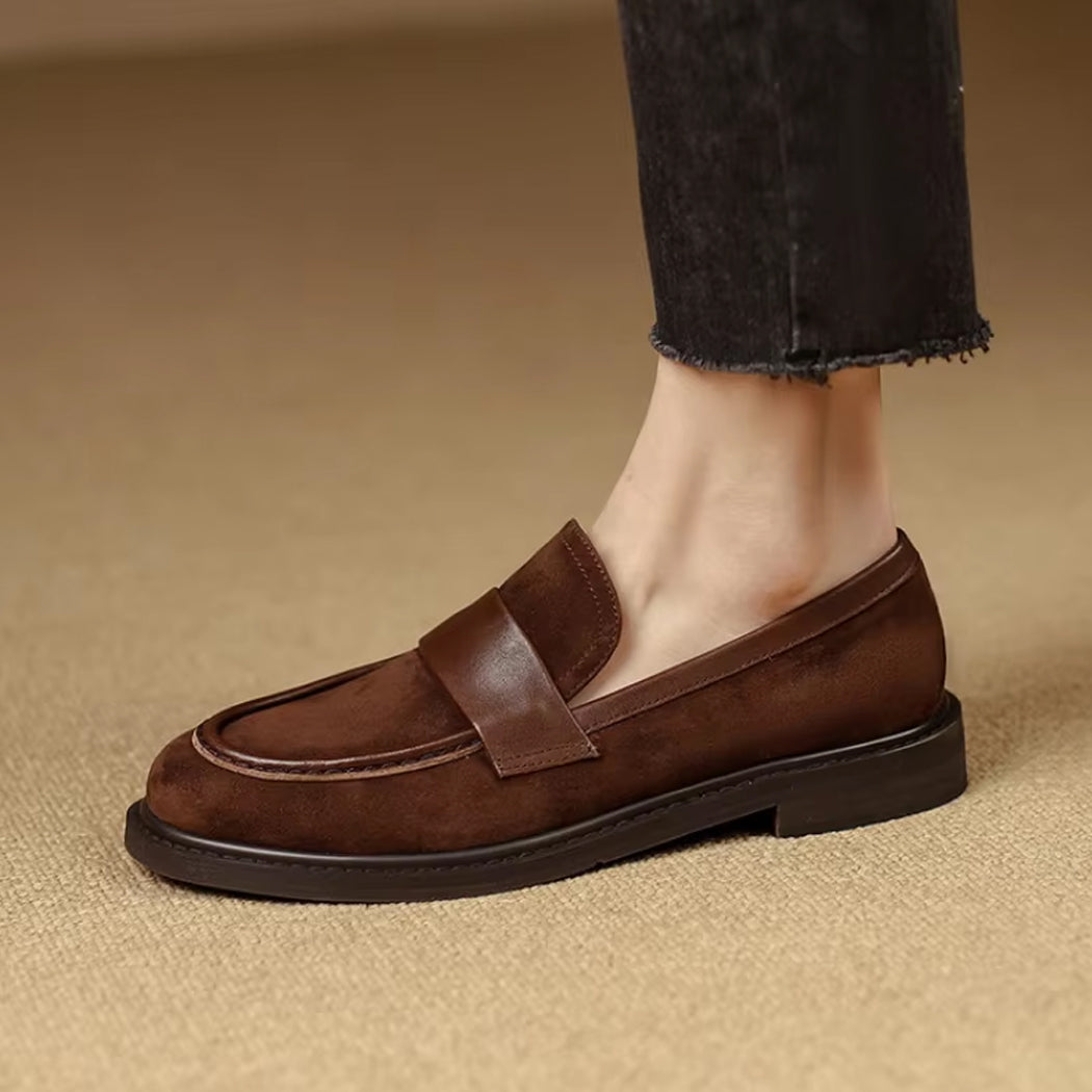 Klassisk brun loafer i mocka för dam