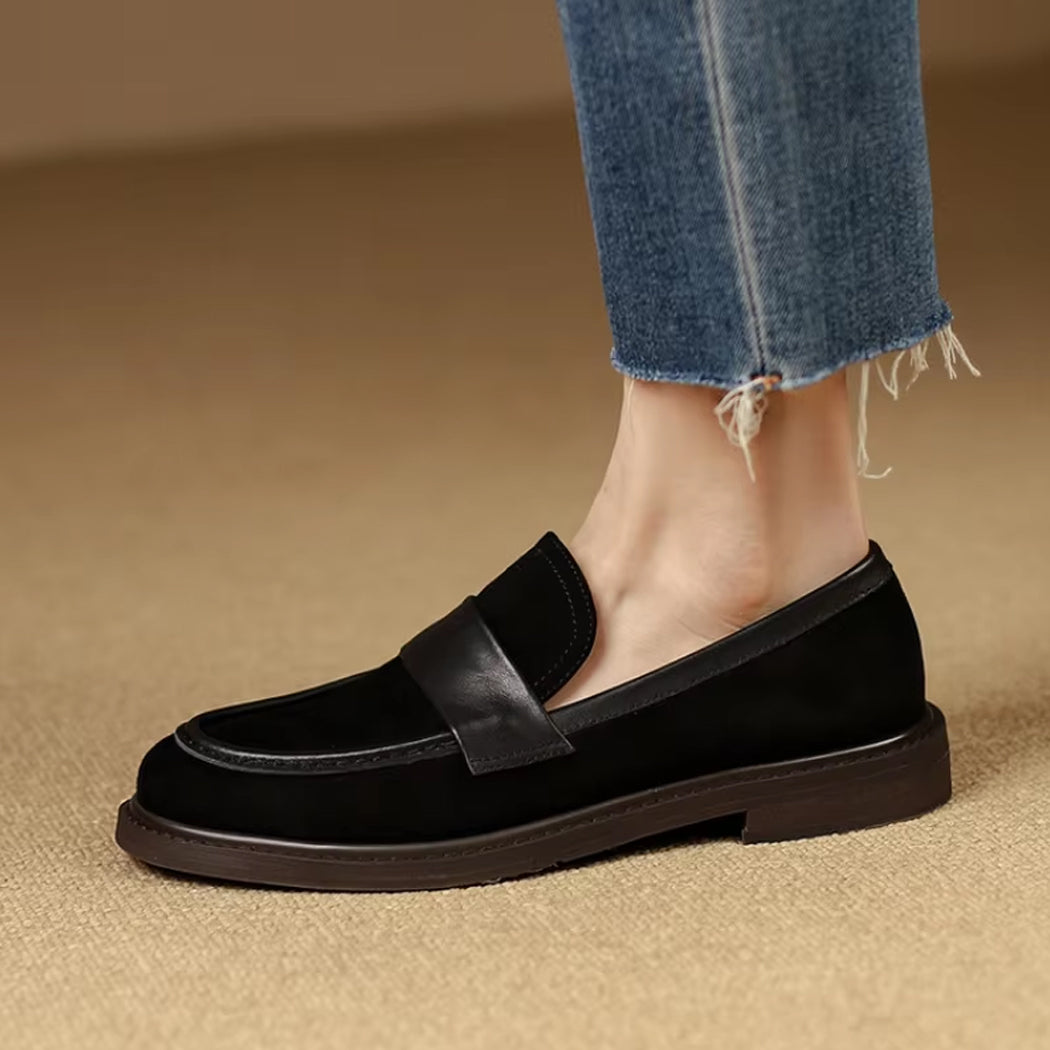Klassisk svart loafer i mocka för dam
