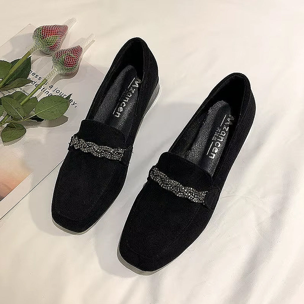 Elegant svart mockasin i mocka med strass-kedja