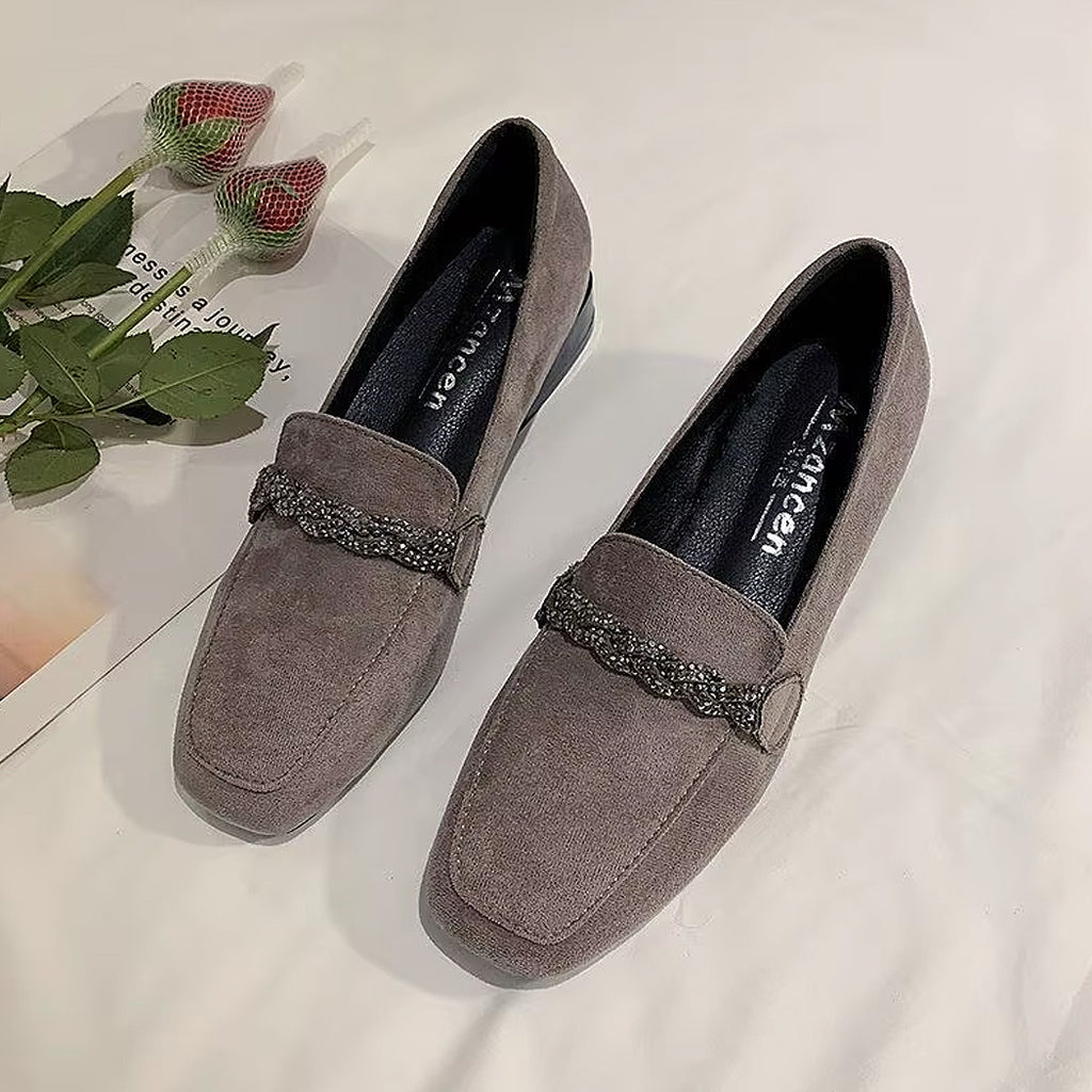 Elegant brun mockasin i mocka med strass-kedja