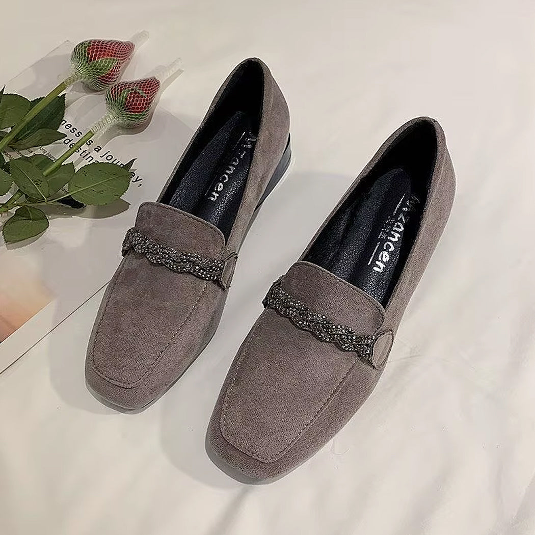 Elegant brun mockasin i mocka med strass-kedja