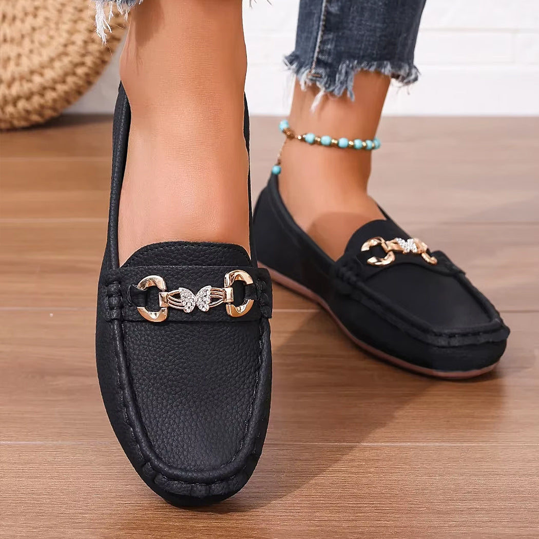 Avslappnad svart loafer med kedjedetaljer och strass