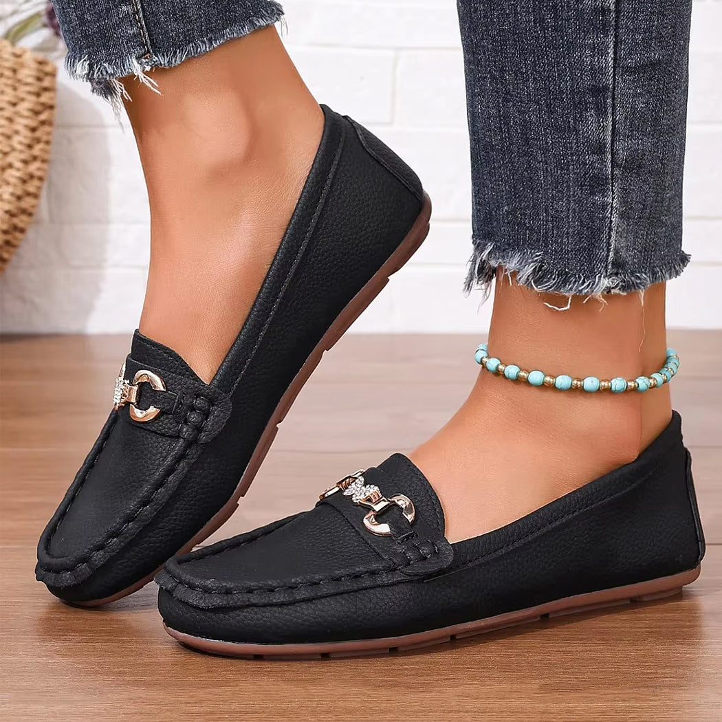 Avslappnad loafer med kedjedetaljer och strass, bild 2 av 16