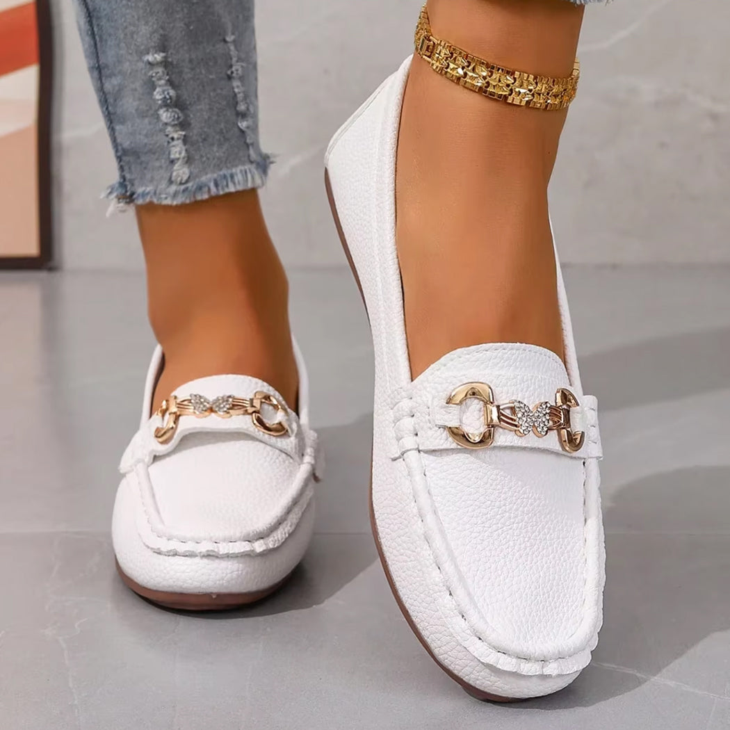 Avslappnad vit loafer med kedjedetaljer och strass