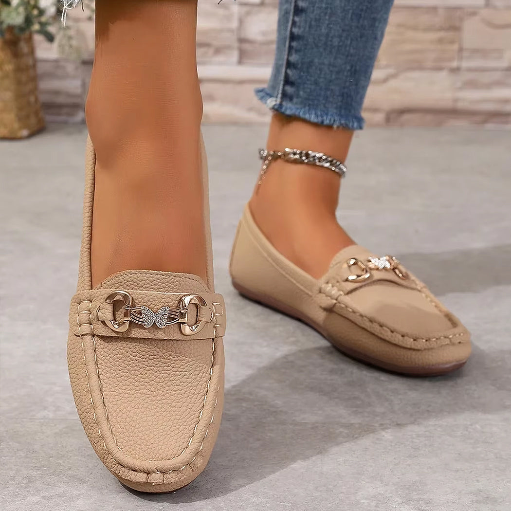 Avslappnad beige loafer med kedjedetaljer och strass