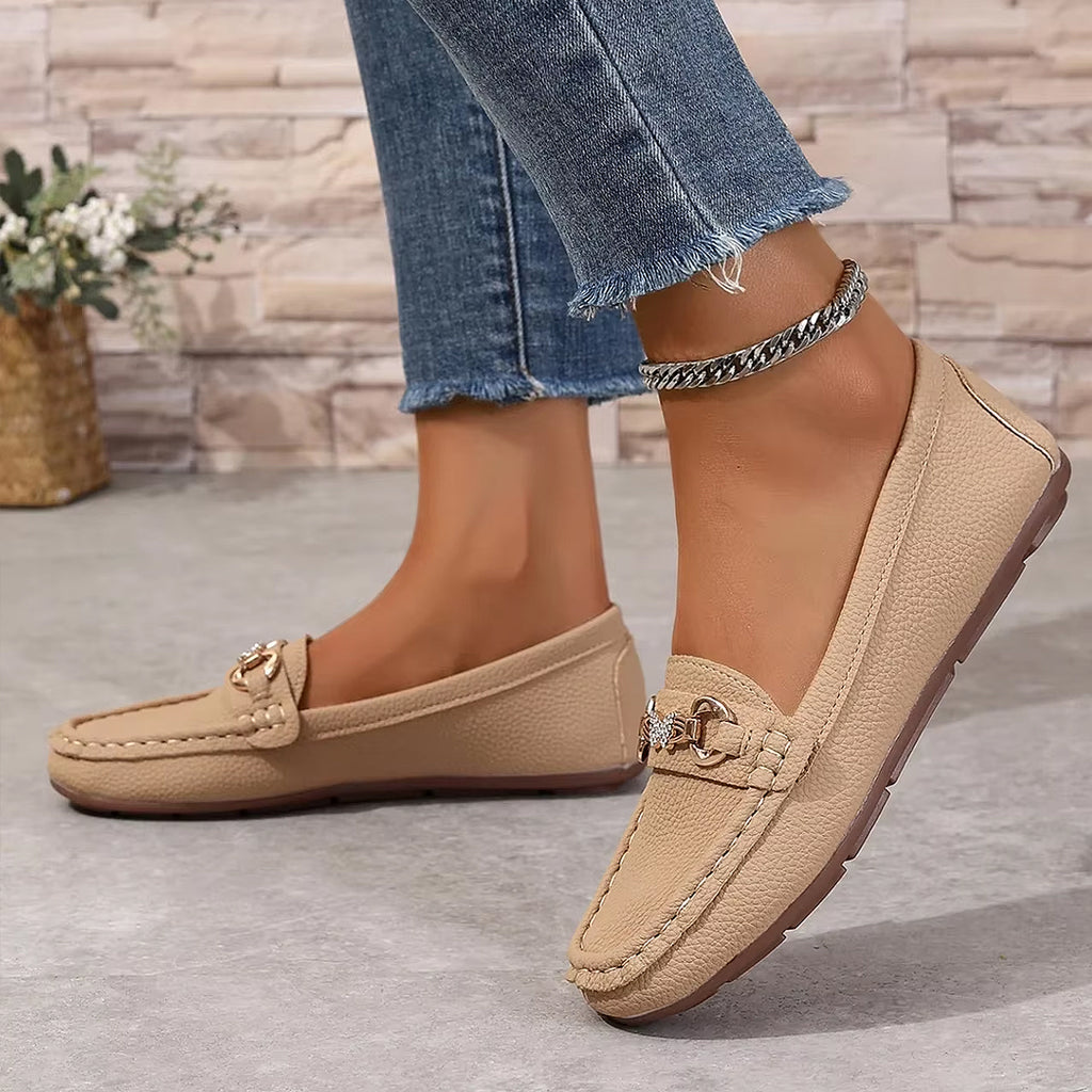 Avslappnad loafer med kedjedetaljer och strass, bild 8 av 16