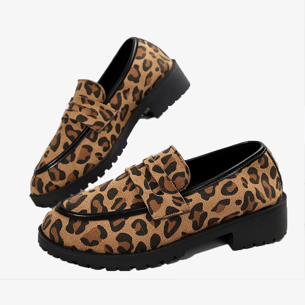 Leopardklackad loafer på vit bakgrund