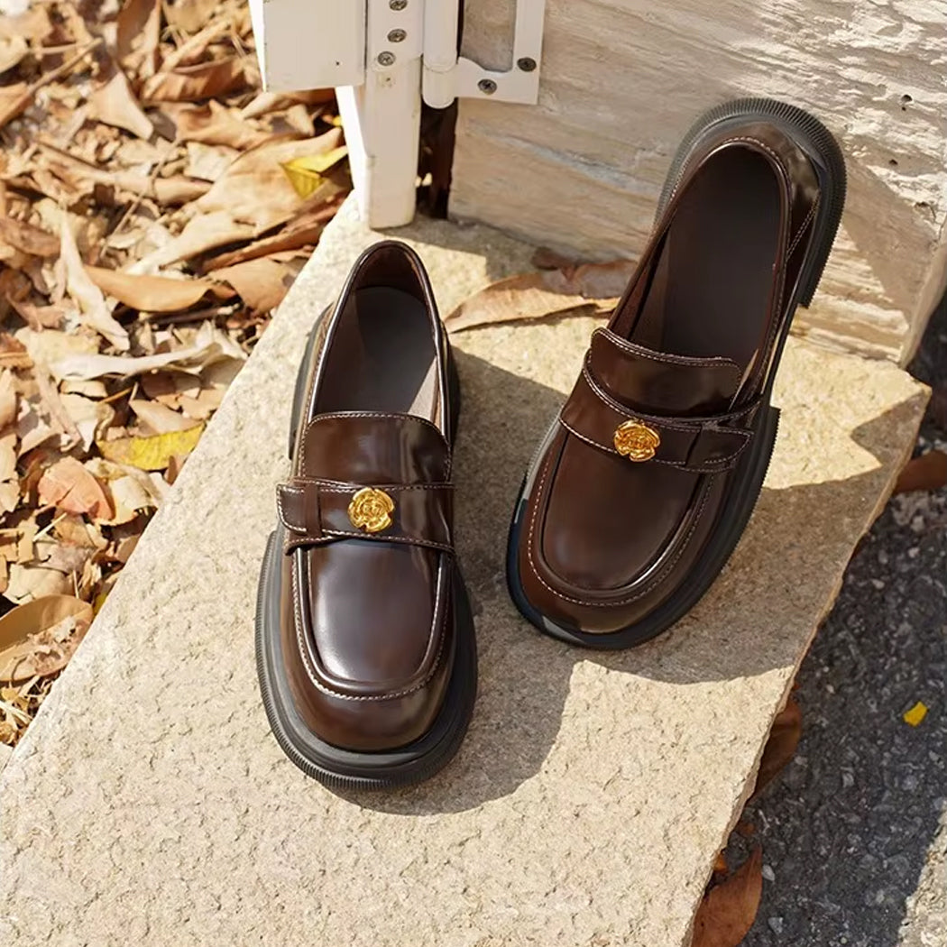 Bruna loafers med platåsula och blomdetaljer