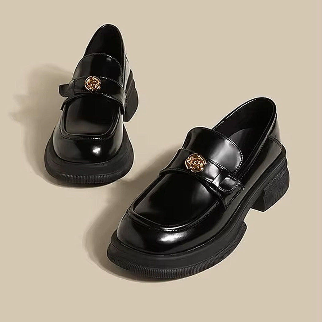 Svarta loafers med platåsula och blomdetaljer