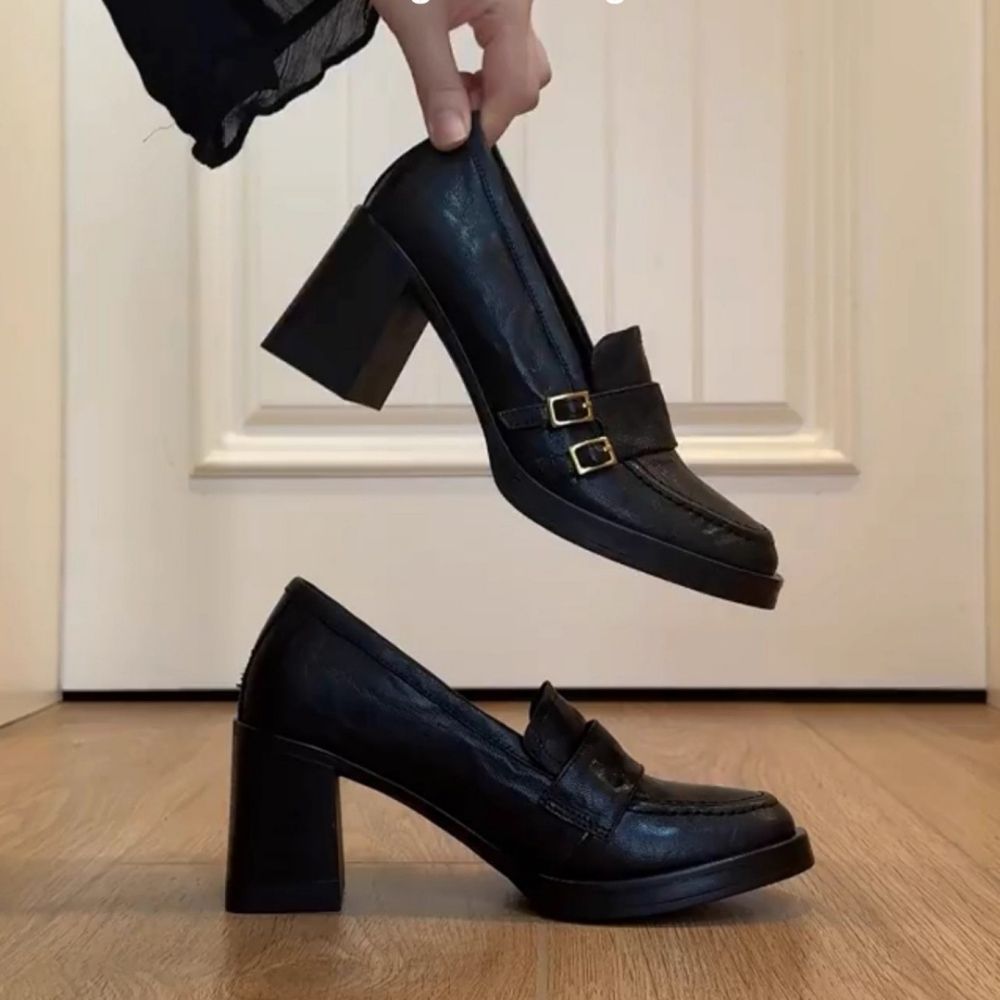 Höghälsade svarta loafers för kvinnor