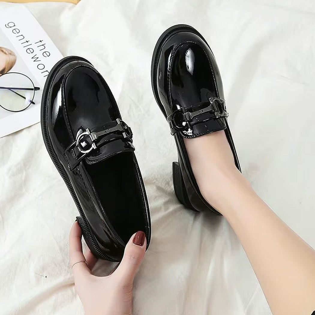 Lacklackad loafer med metalldetalj, bild 4 av 5