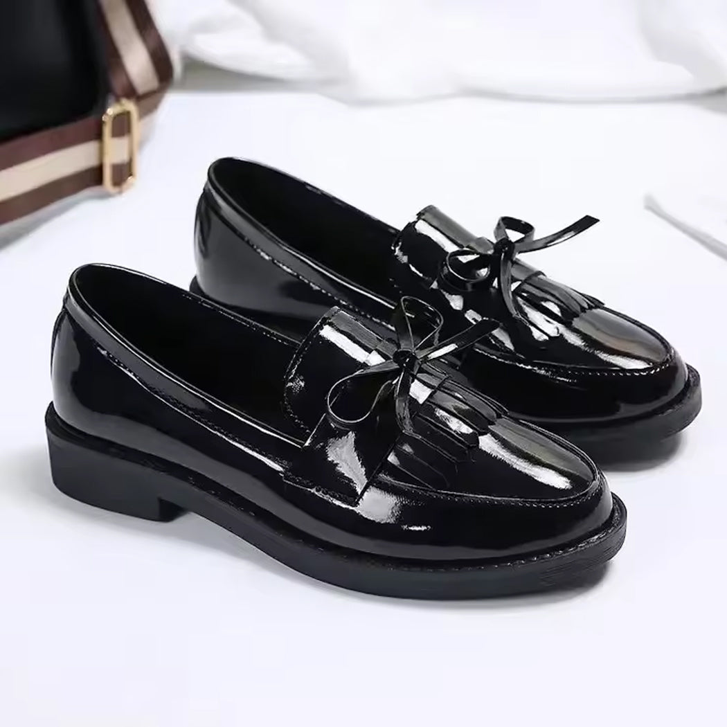 Svart lacklackad loafer med fransar och rosett