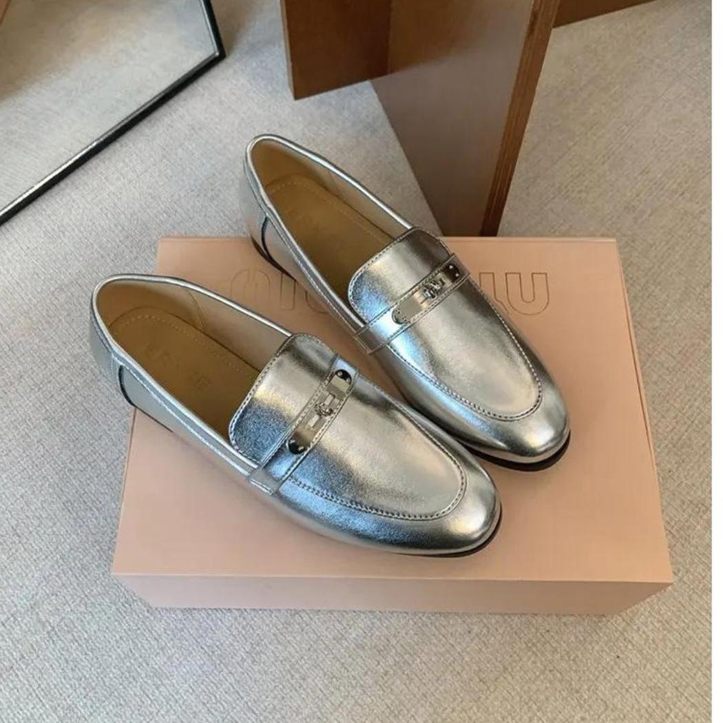Silverfärgade loafers med fyrkantig klack för dam