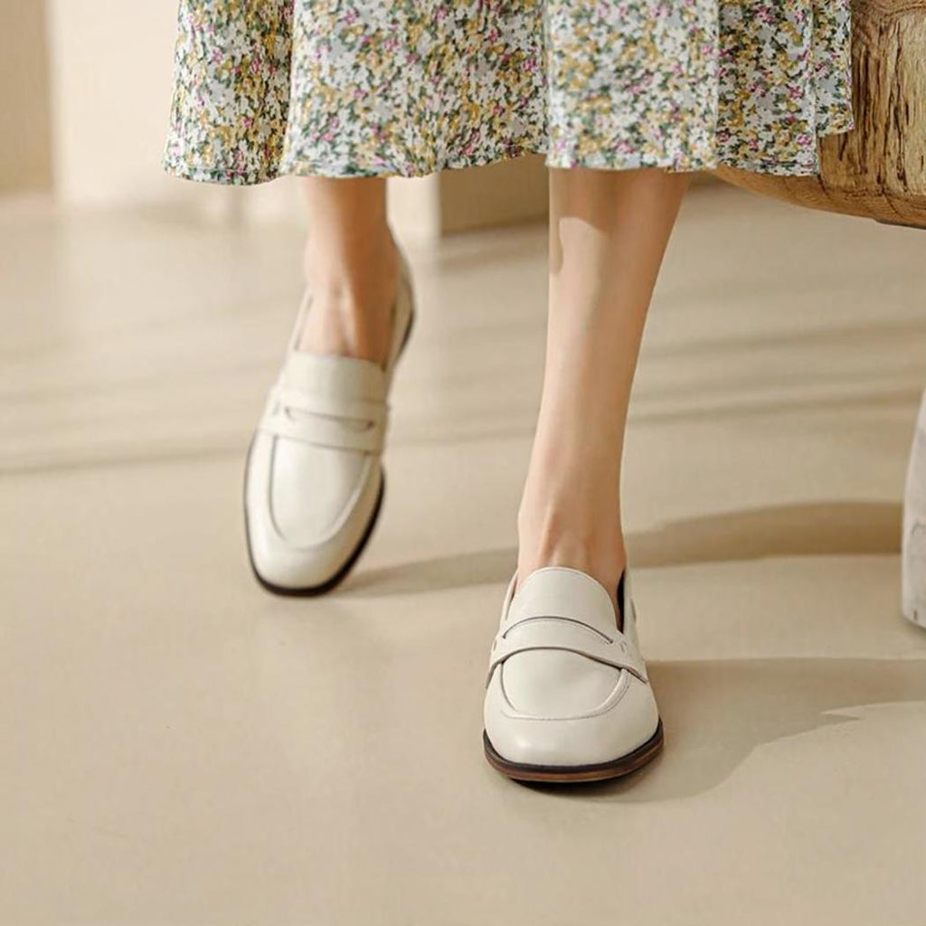 Beige loafers med bruna sulor i äkta läder för dam