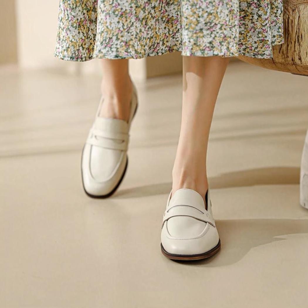 Beige loafers med bruna sulor i äkta läder för dam