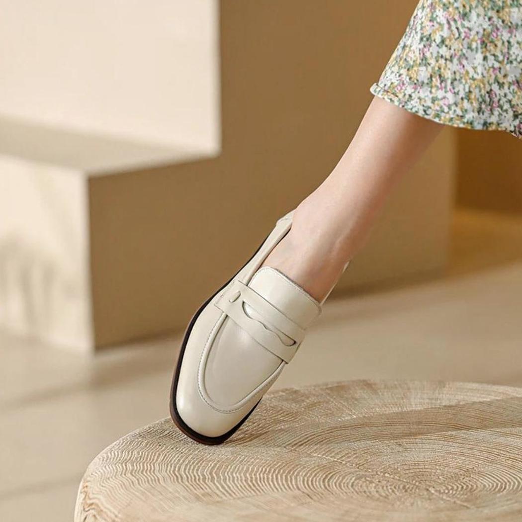 Beige loafers med bruna sulor i äkta läder för dam