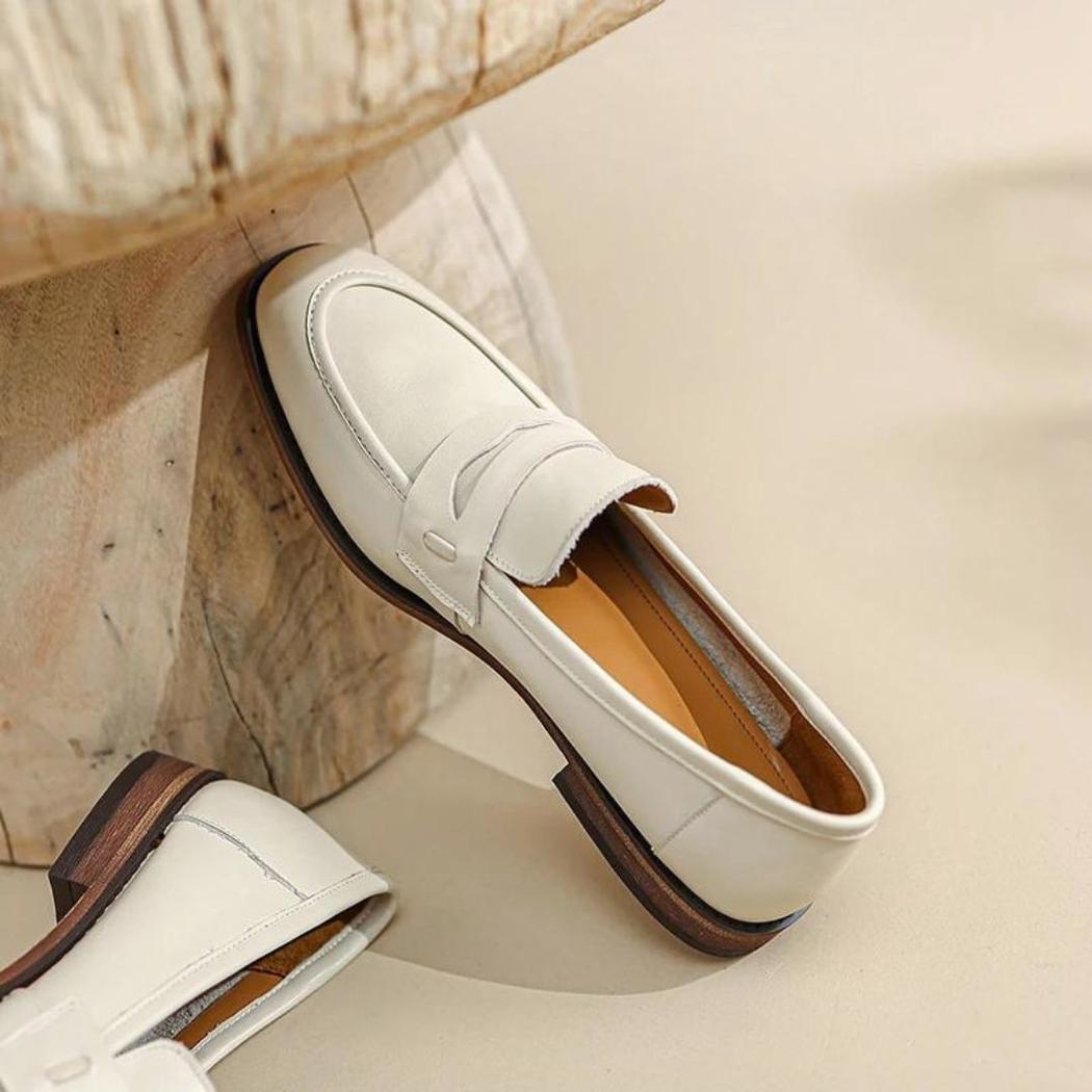 Beige loafers med bruna sulor i äkta läder för dam