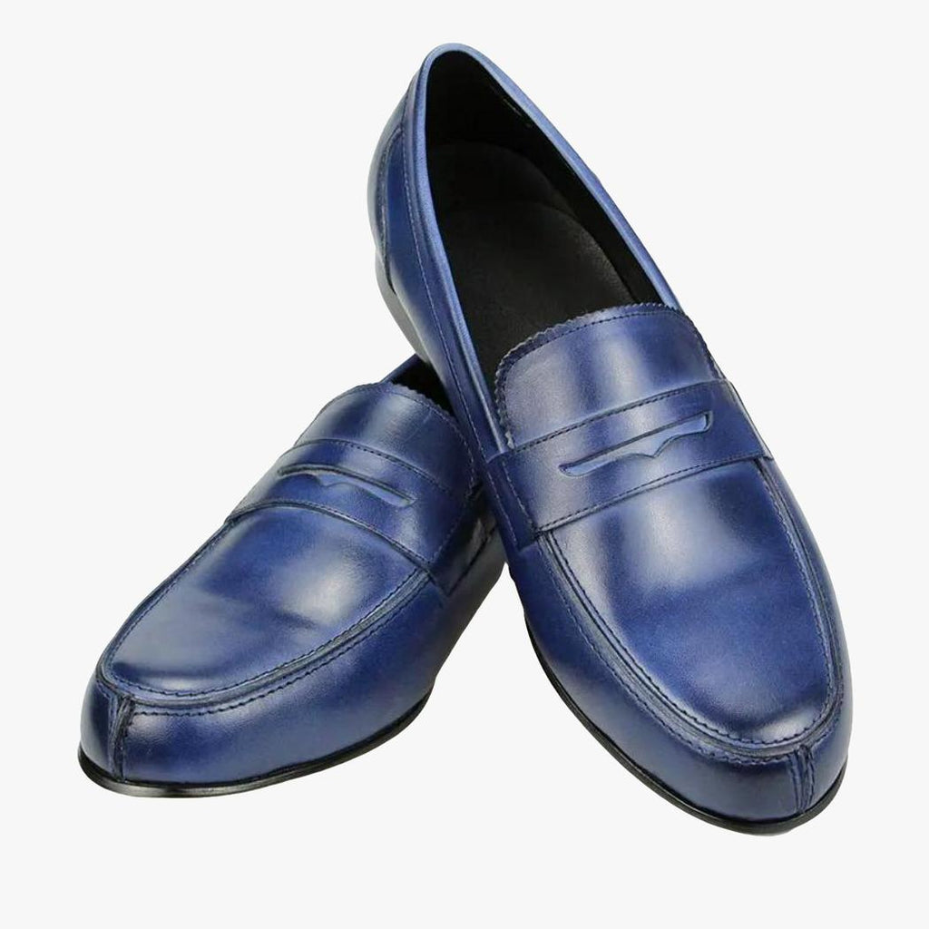 På vit bakgrund syns ett par blå loafers i äkta läder för herr