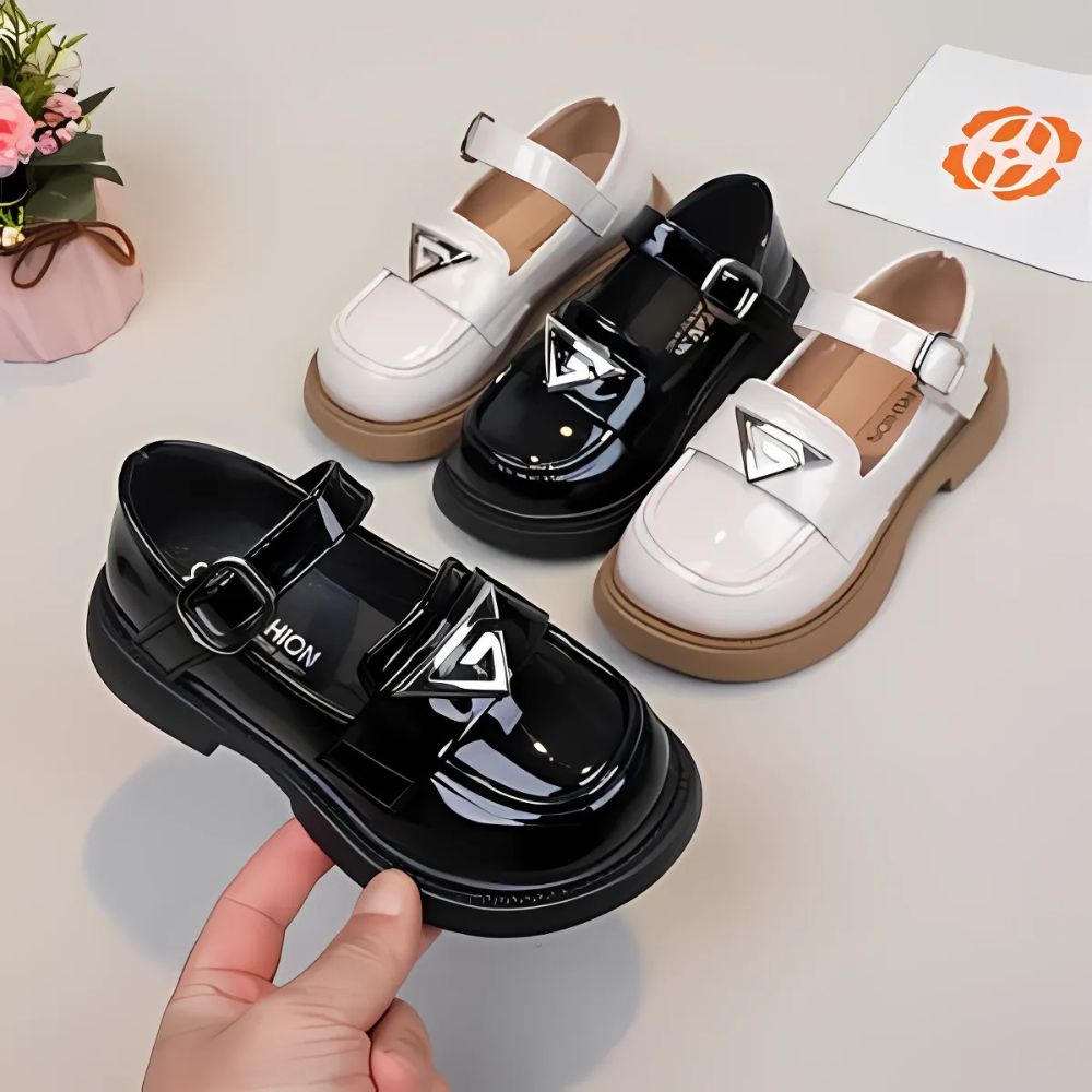 Glansiga loafers med rem för flickor, bild 9 av 9