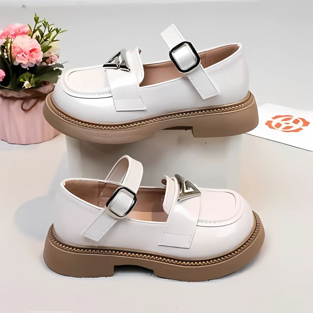 Glansiga loafers med rem för flickor, bild 5 av 9