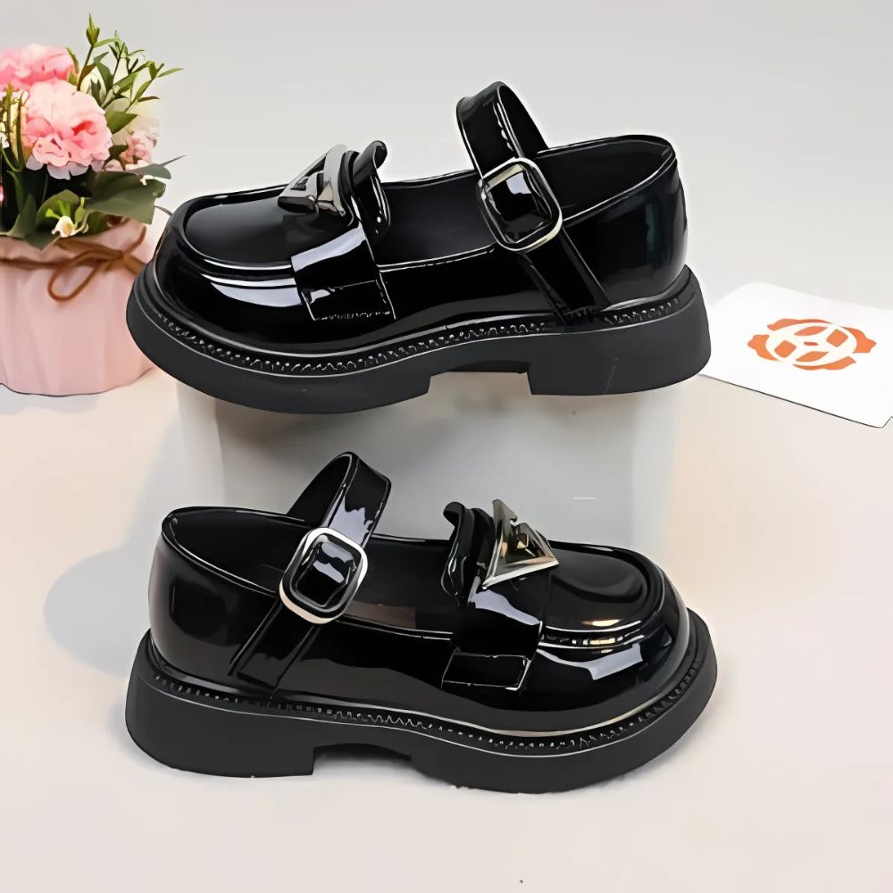 Glansiga loafers med rem för flickor, bild 6 av 9