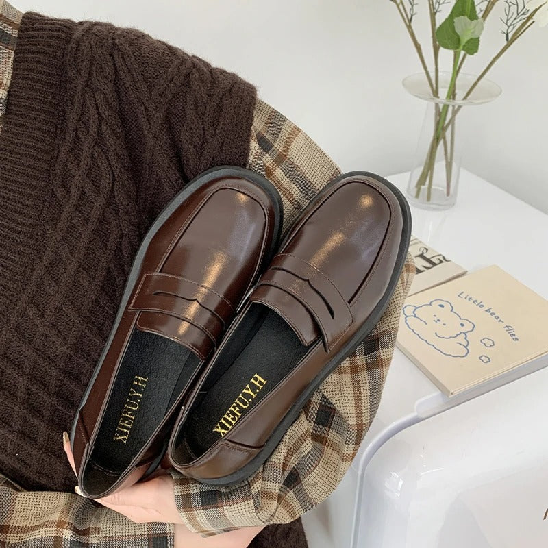 Klassiska eleganta bruna loafers för dam