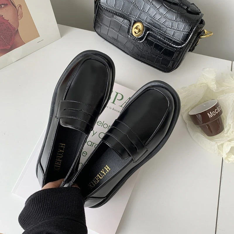 Klassiska eleganta svarta loafers för dam