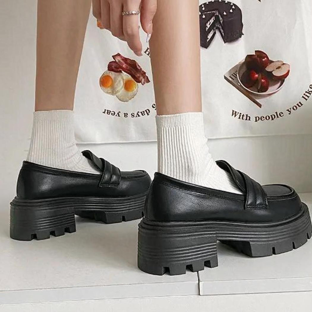 Loafers med plattform i syntetiskt läder, vita eller svarta