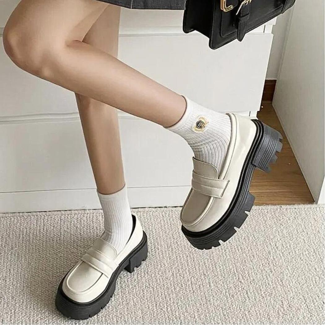 Loafers med plattform i syntetiskt läder, vita eller svarta