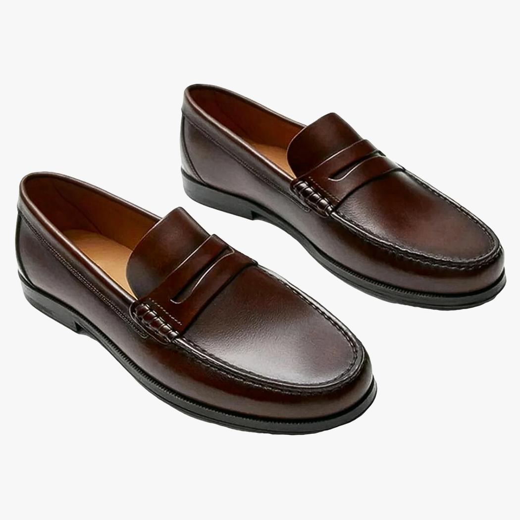 Ett par avslappnade bruna loafers i äkta läder för herr på en vit bakgrund