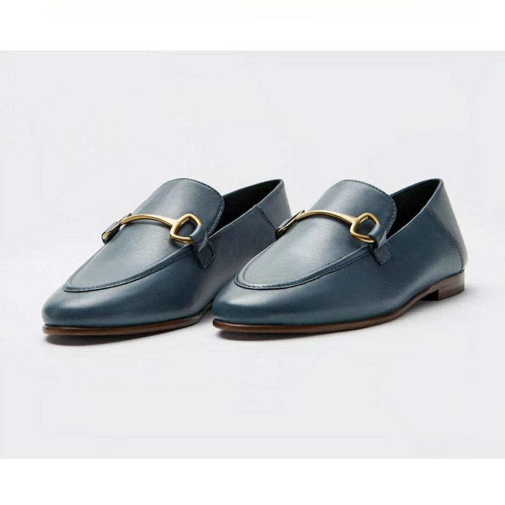 Tunna loafers med gyllene metallspänne i äkta läder