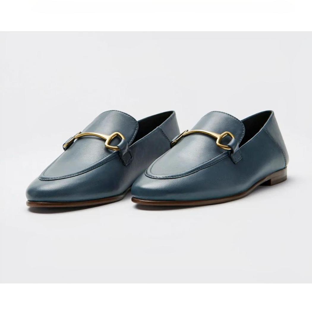 Tunna loafers med gyllene metallspänne i äkta läder