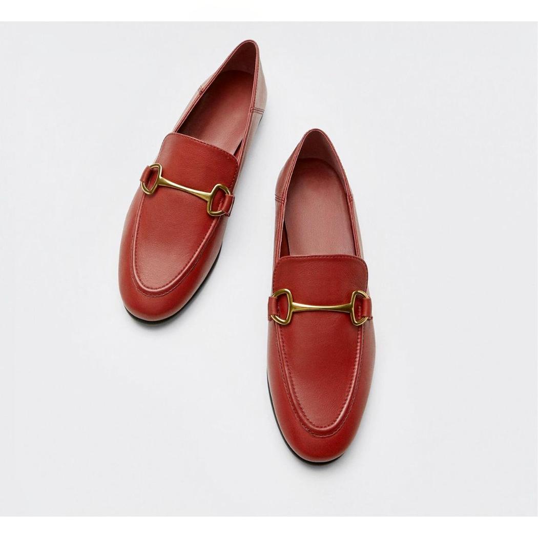 Tunna loafers med gyllene metallspänne i äkta läder