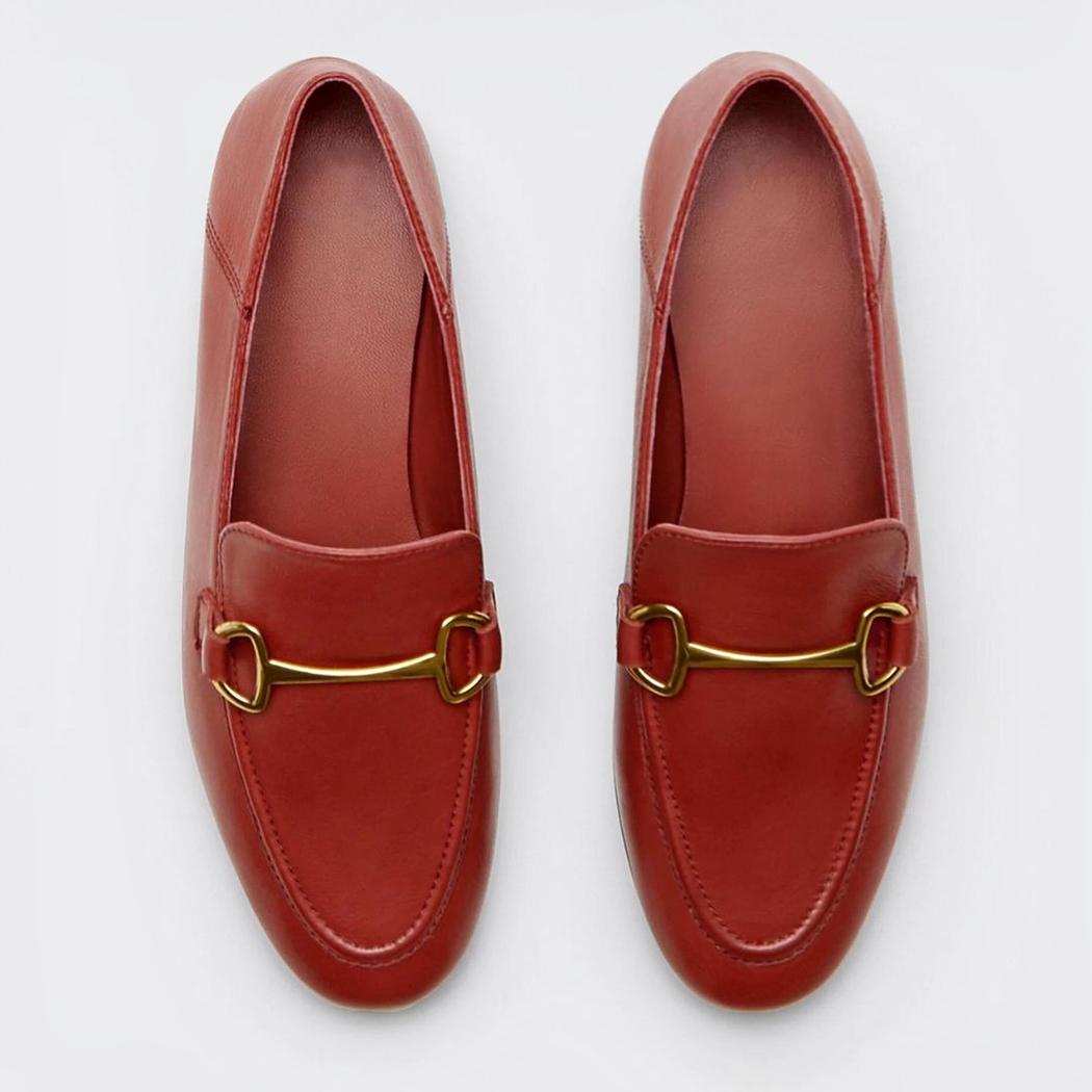 Tunna loafers med gyllene metallspänne i äkta läder