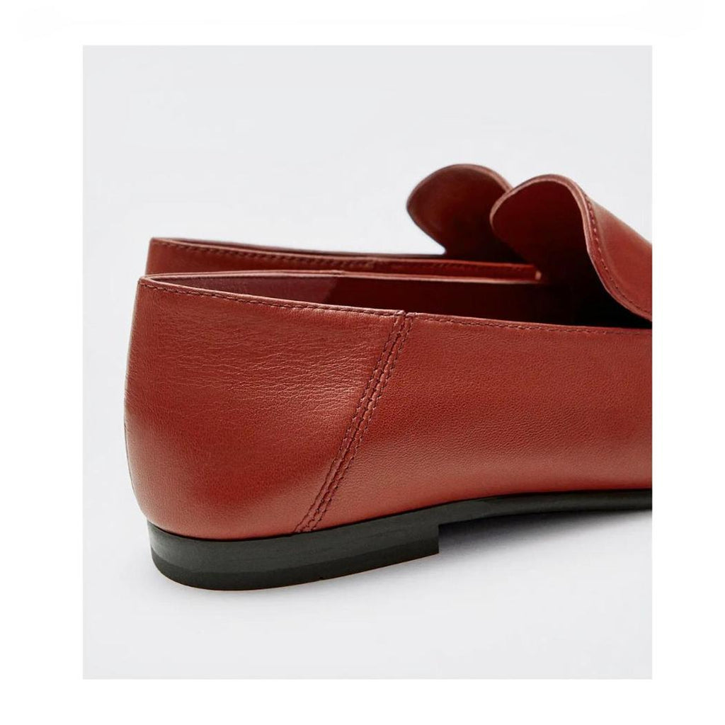 Tunna loafers med gyllene metallspänne i äkta läder
