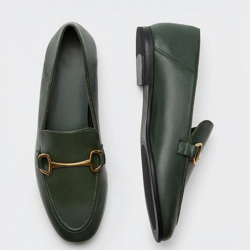 Tunna loafers med gyllene metallspänne i äkta läder