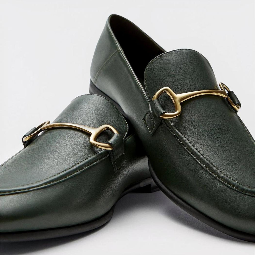 Tunna loafers med gyllene metallspänne i äkta läder