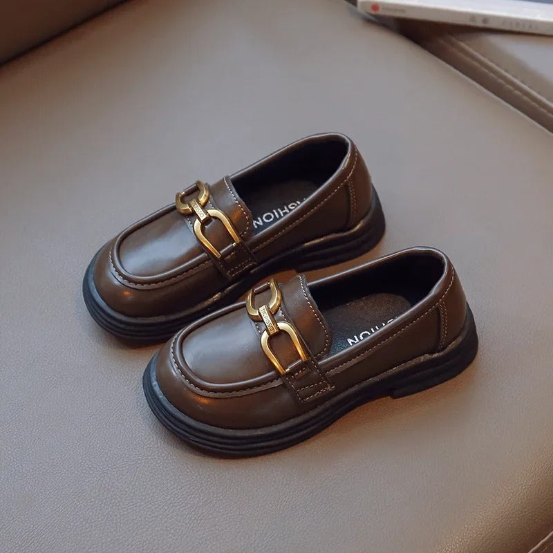 Mörka bruna loafers för flickor med spänne
