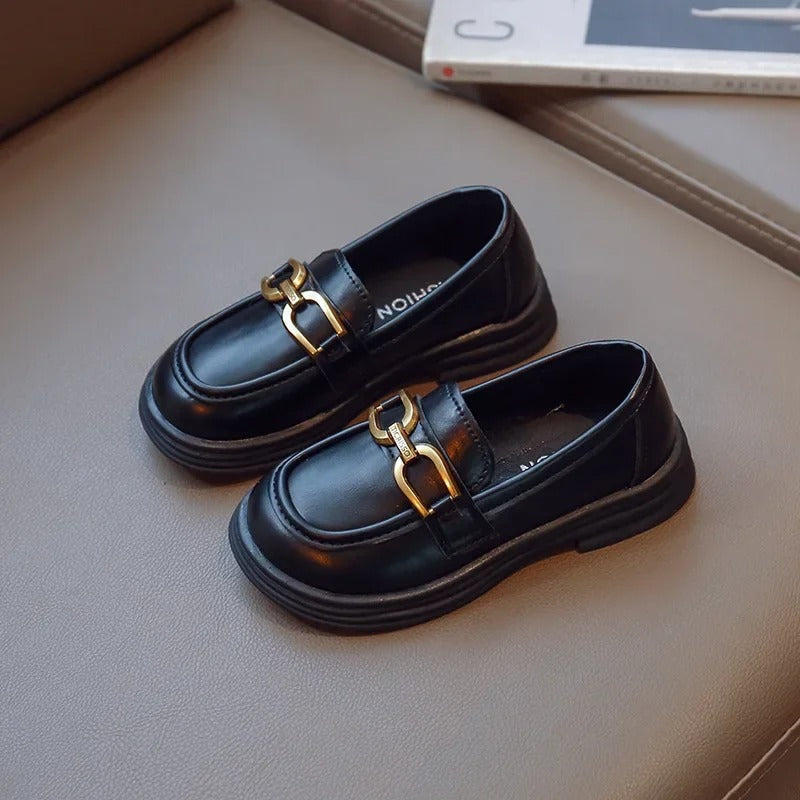Mörka svarta loafers för flickor med spänne
