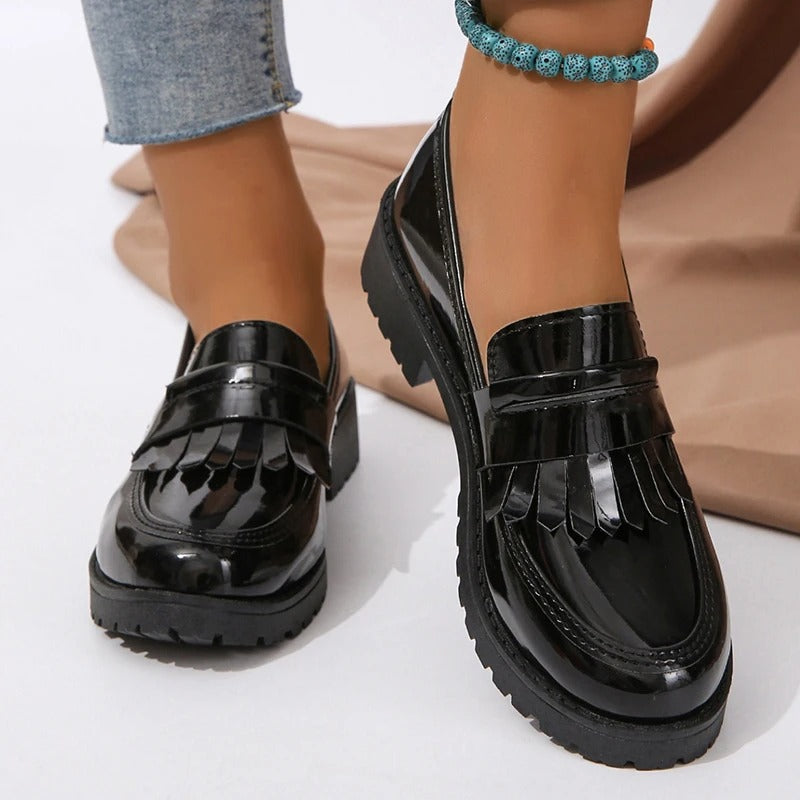 Lackade svarta loafers med fransar för dam