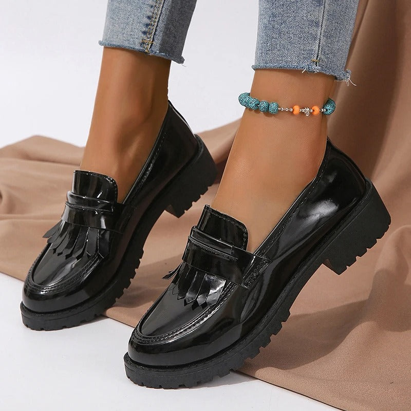 Lackade loafers med fransar för dam, bild 2 av 7