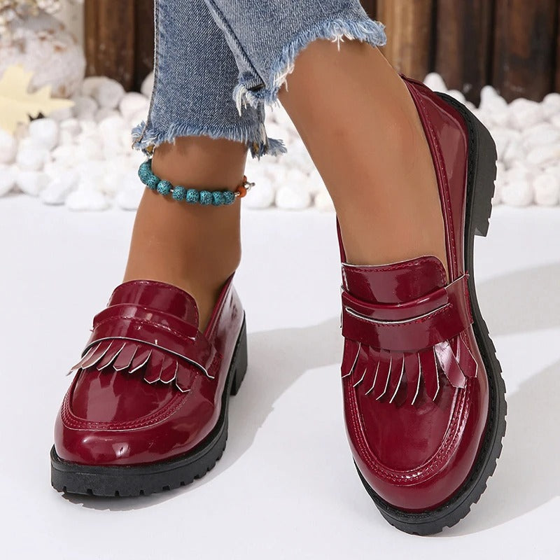 Lackade vinröda loafers med fransar för dam