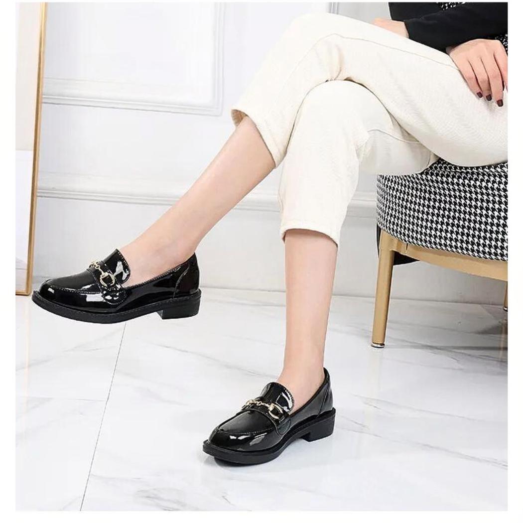 Svarta lackade loafers i läder med fyrkantig klack