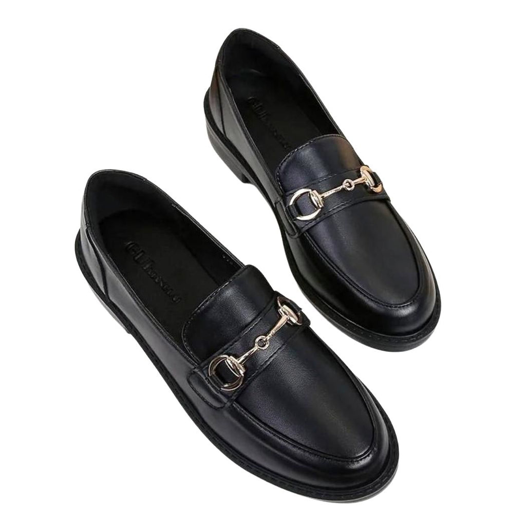 Svarta loafers i läder med metallspänne och fyrkantig klack för dam