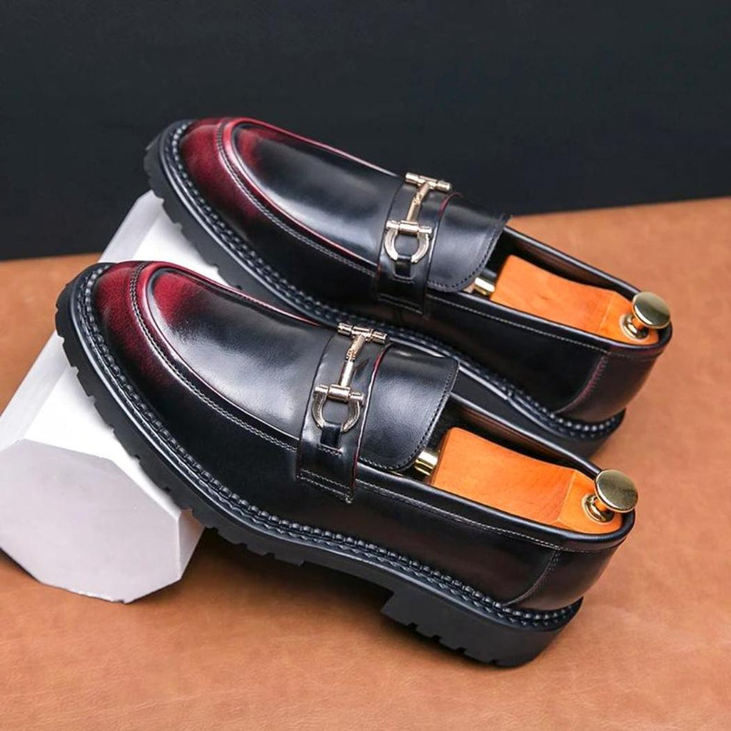 Svarta loafers med metalldetalj i syntetiskt läder för herr